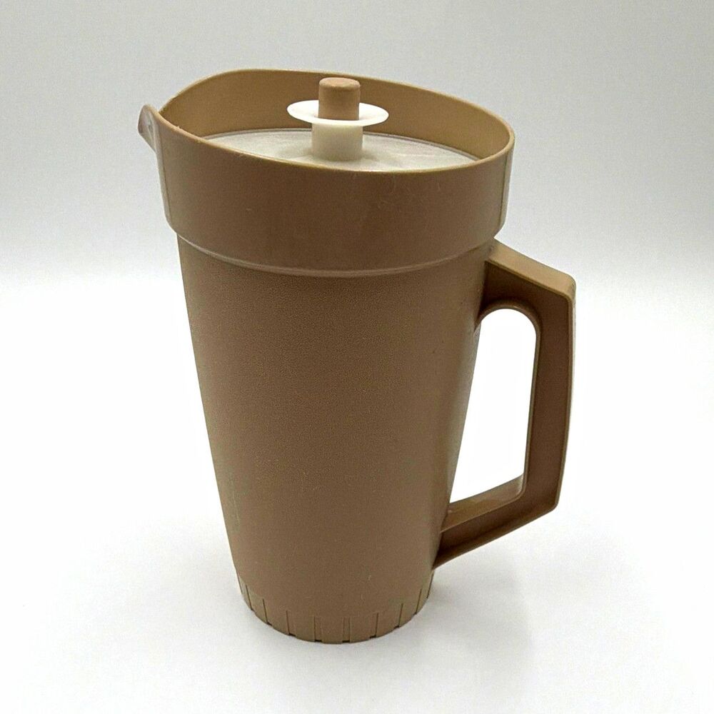 Tupperware Vintage 2 Qt Beige/White Plastic Pitcher w/ Lid & Handle 800-7